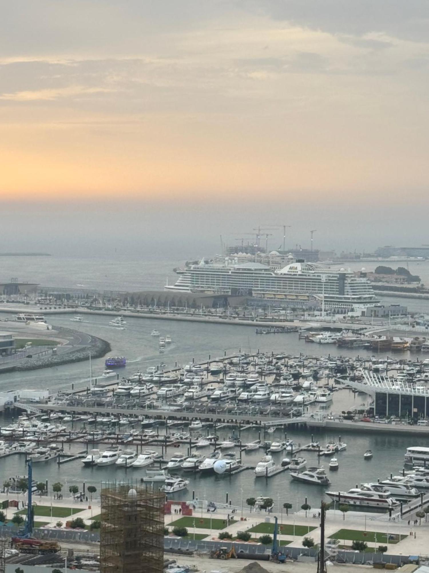 Sea View 1Br Apartment - Marina Pinnacle Dubai Luaran gambar